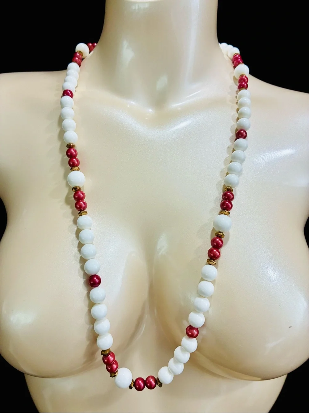 VTG White and Red Beaded Women’s Necklace - Elegant Statement Strand Lightweight